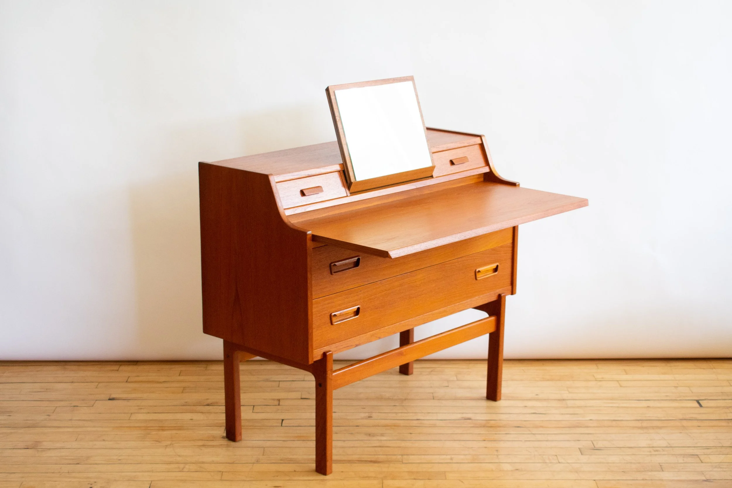 Arne Wahl Iversen Secretary Desk — RESIDE